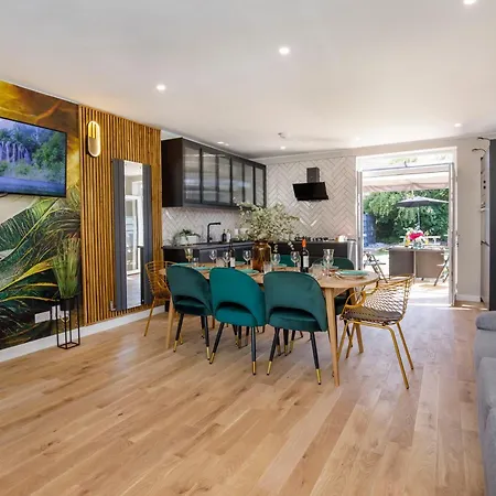 The Dodsworth Modern 4 Bedroom House, Sleeps 8-3