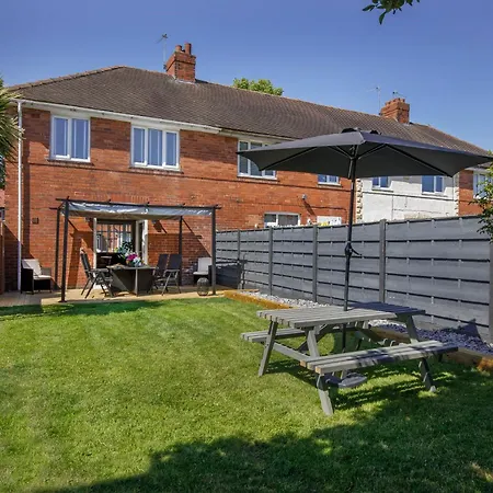 The Dodsworth Modern 4 Bedroom House, Sleeps 8-2
